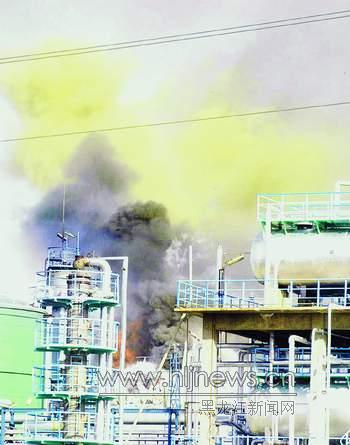 大庆石化一炼油厂发生爆炸2人死亡5人失踪(组图)